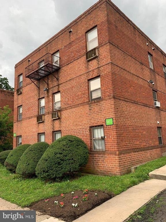 907 E Cliveden Street - Photo 1