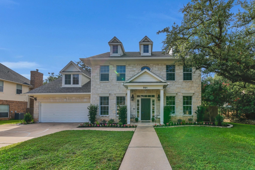 701 Oaklands Dr - Photo 0