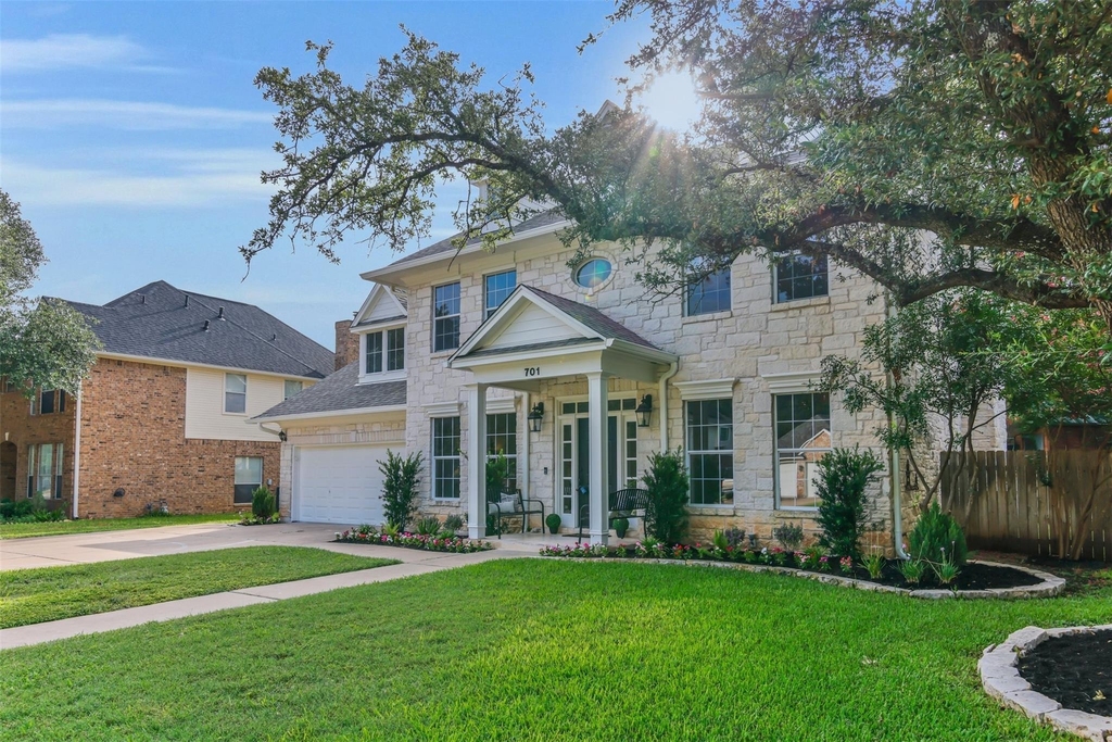 701 Oaklands Dr - Photo 1