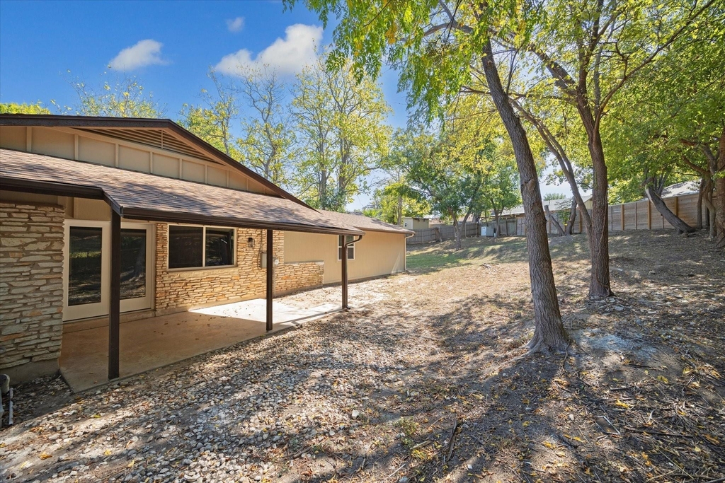 1311 Warrington Dr - Photo 19