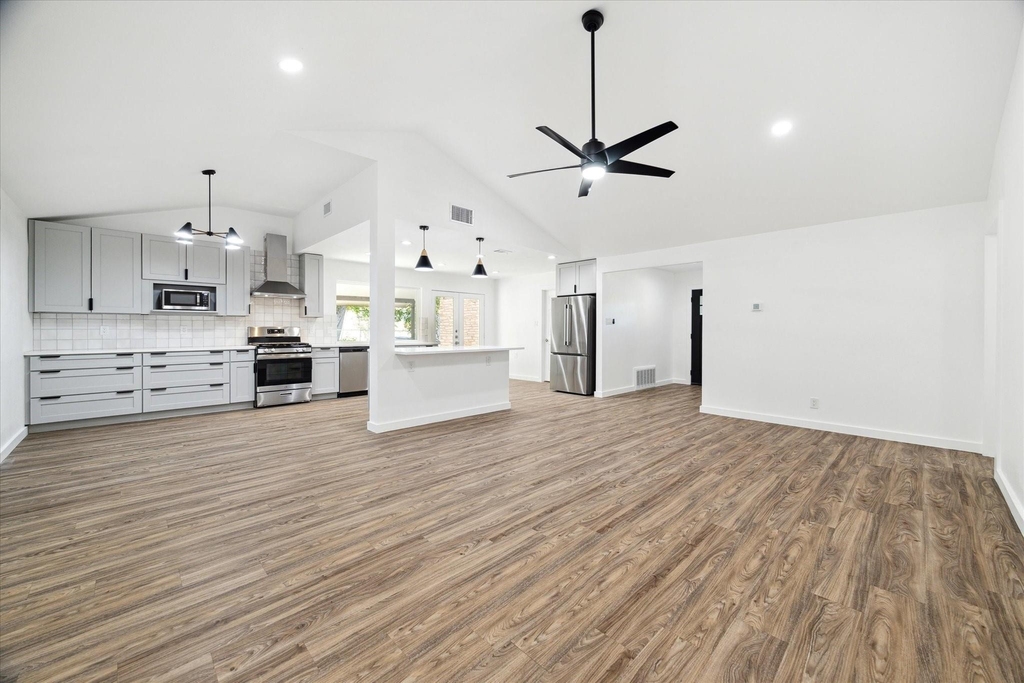 1311 Warrington Dr - Photo 2