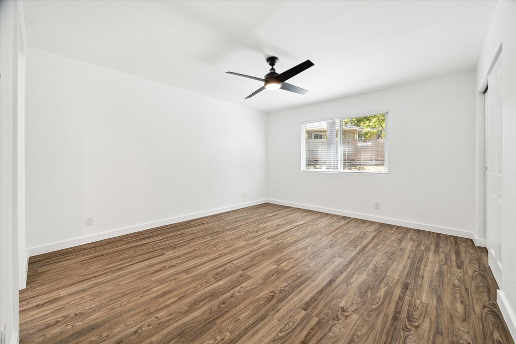 1311 Warrington Dr - Photo 10