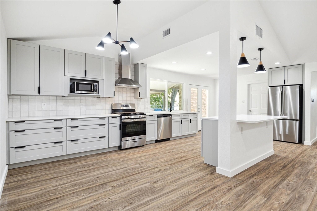 1311 Warrington Dr - Photo 3