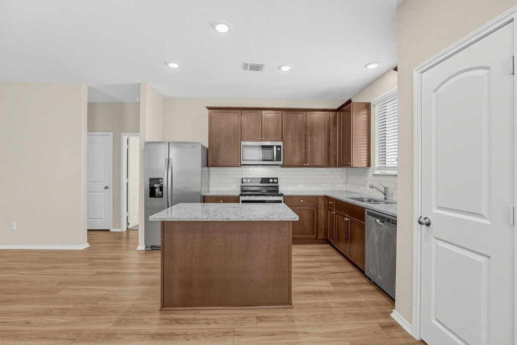 400 Bedford Falls Ln - Photo 5