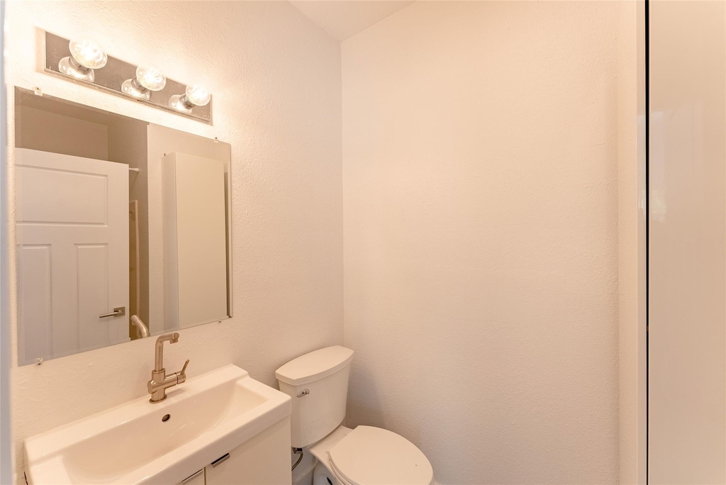 1209 E 3rd St - Photo 12