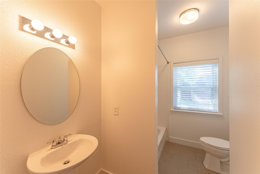 1209 E 3rd St - Photo 13