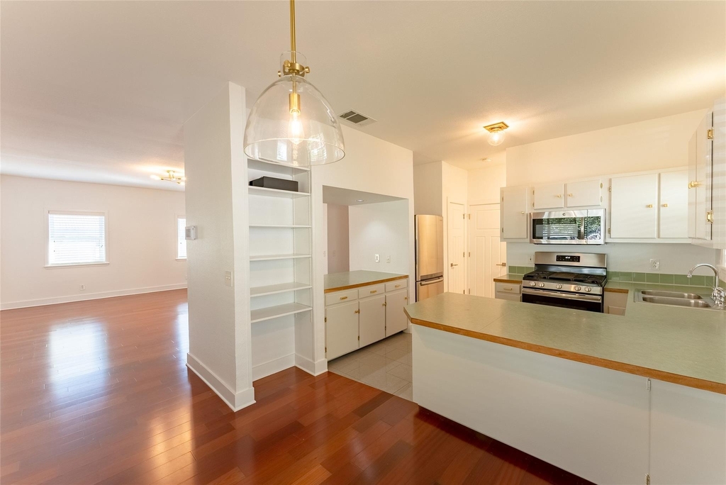 1209 E 3rd St - Photo 6