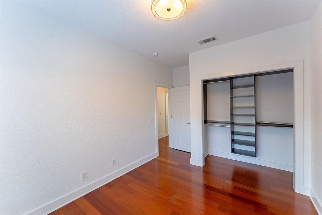 1209 E 3rd St - Photo 18