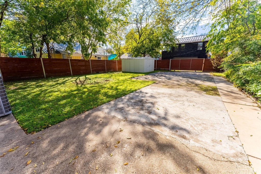 1209 E 3rd St - Photo 20