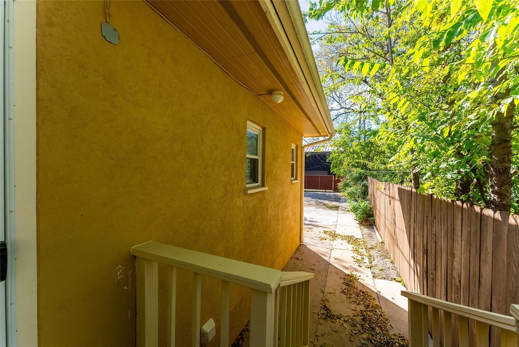 1209 E 3rd St - Photo 19