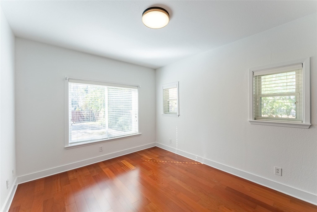 1209 E 3rd St - Photo 10