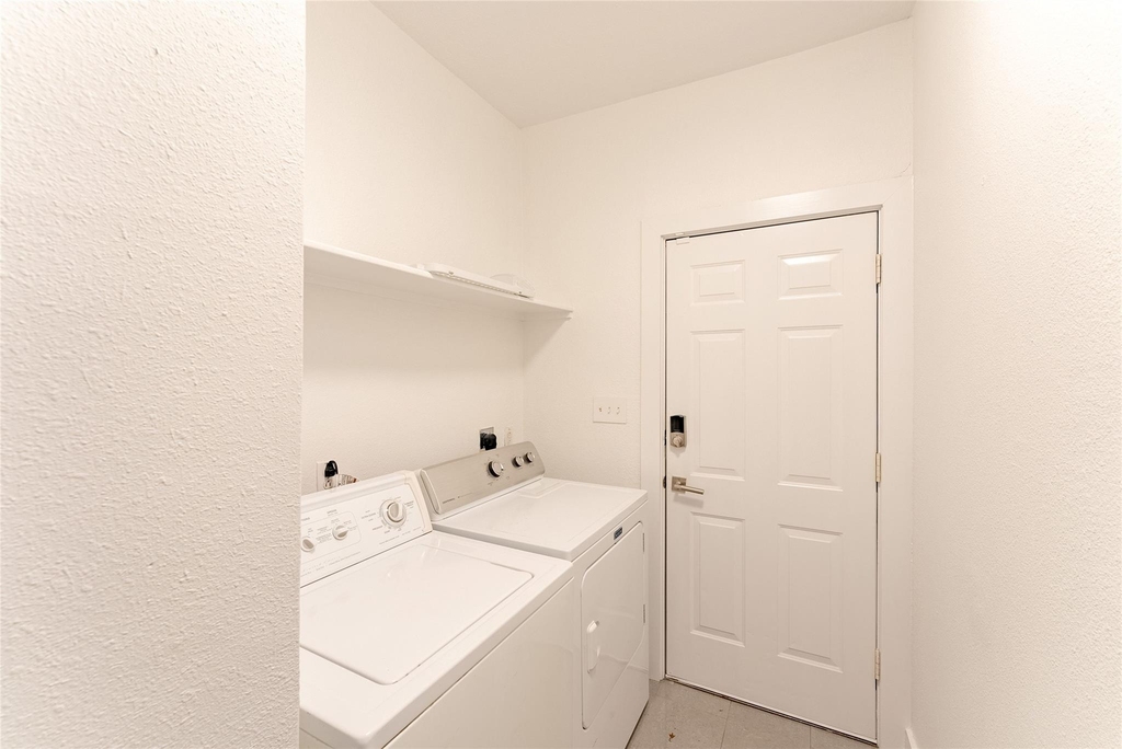 1209 E 3rd St - Photo 9