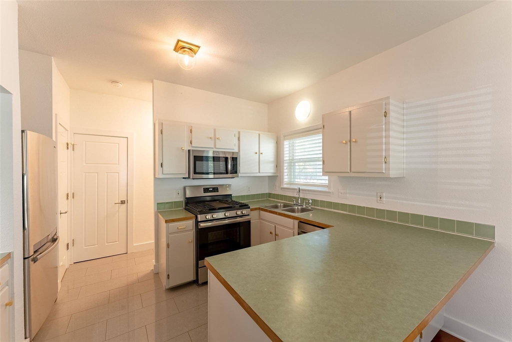 1209 E 3rd St - Photo 7