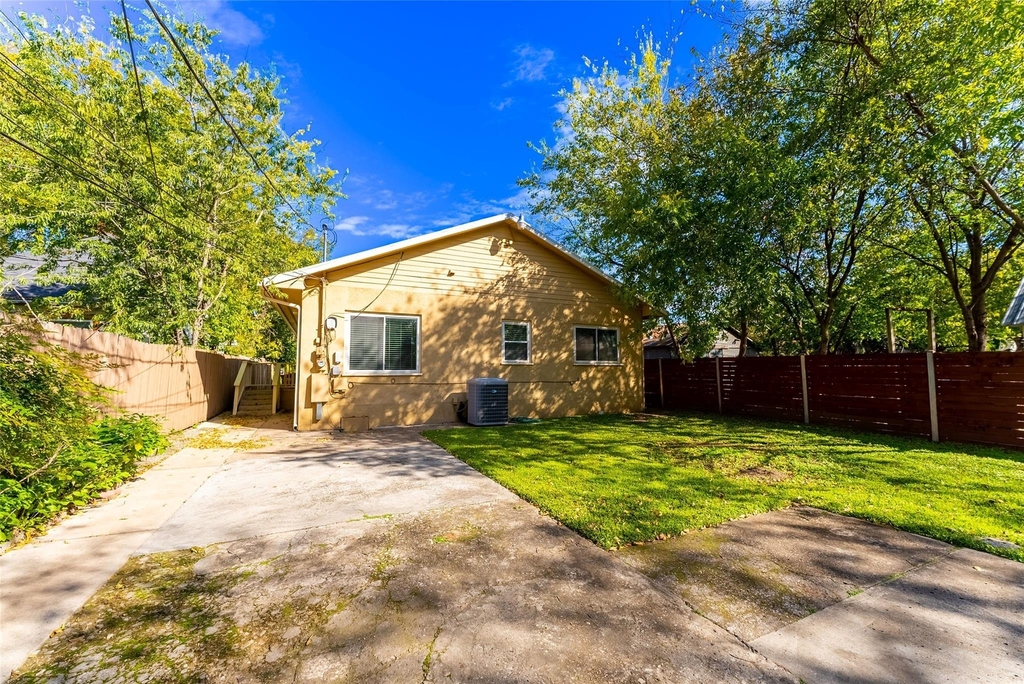 1209 E 3rd St - Photo 21