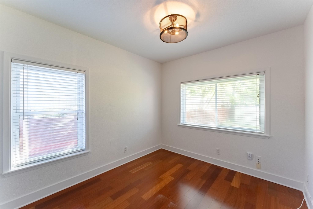 1209 E 3rd St - Photo 15