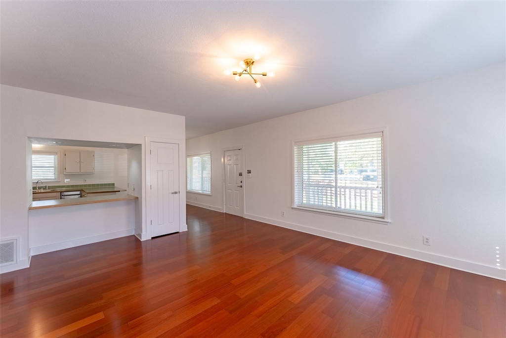 1209 E 3rd St - Photo 4