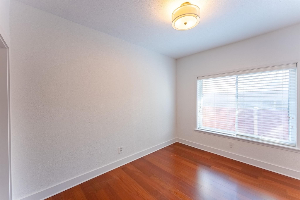 1209 E 3rd St - Photo 17