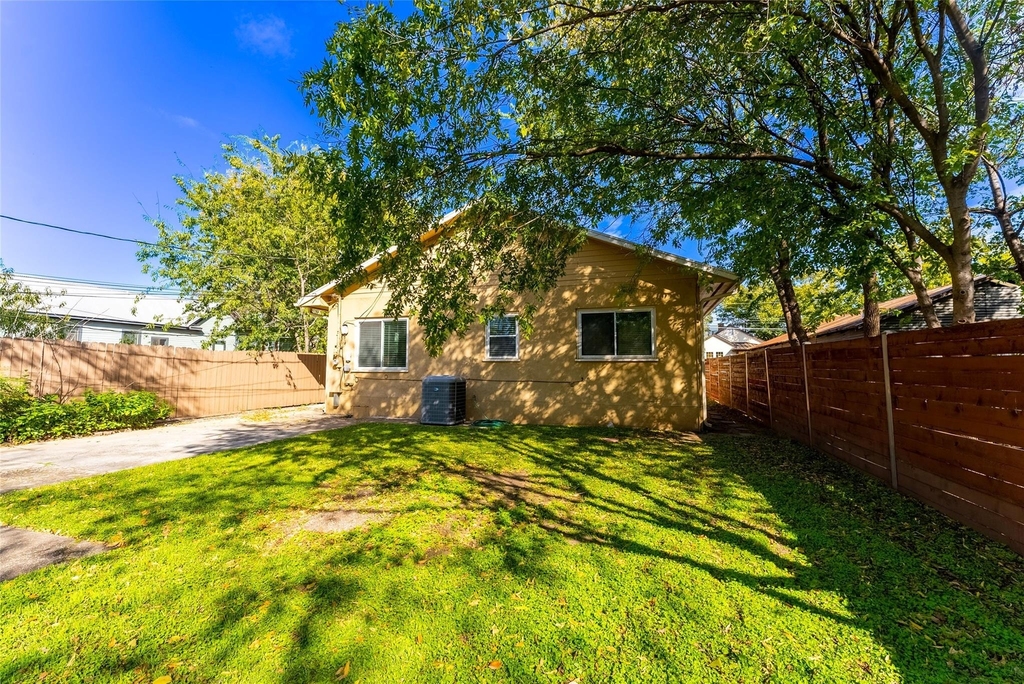 1209 E 3rd St - Photo 22