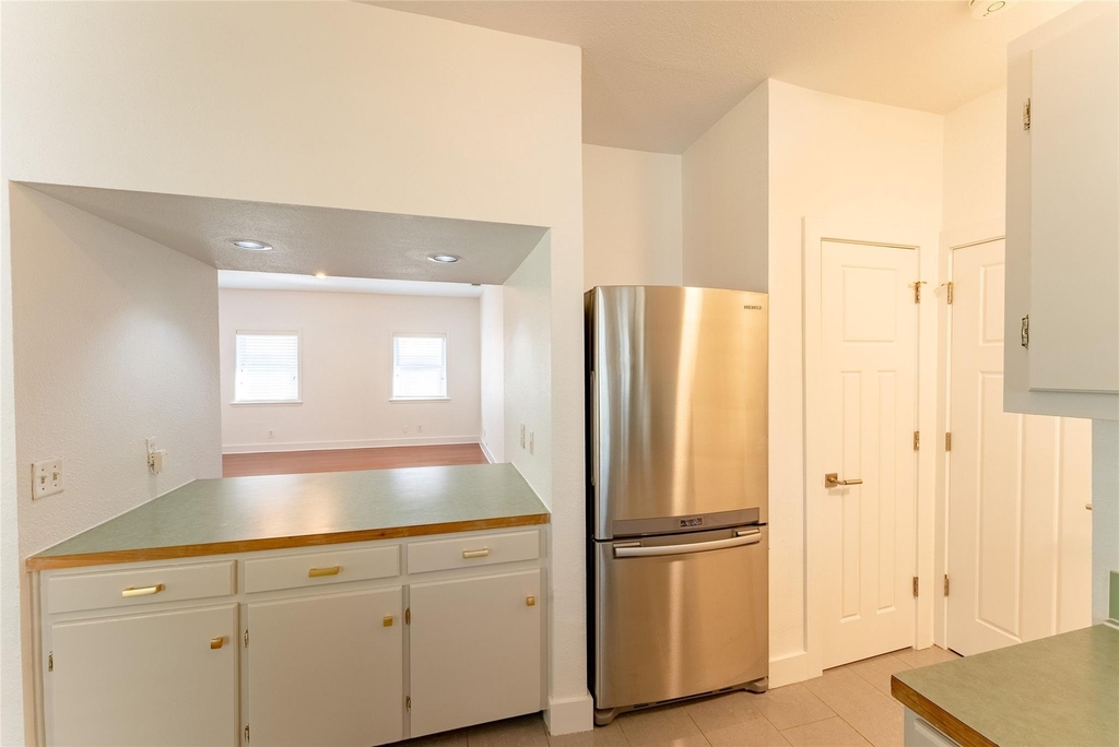 1209 E 3rd St - Photo 8