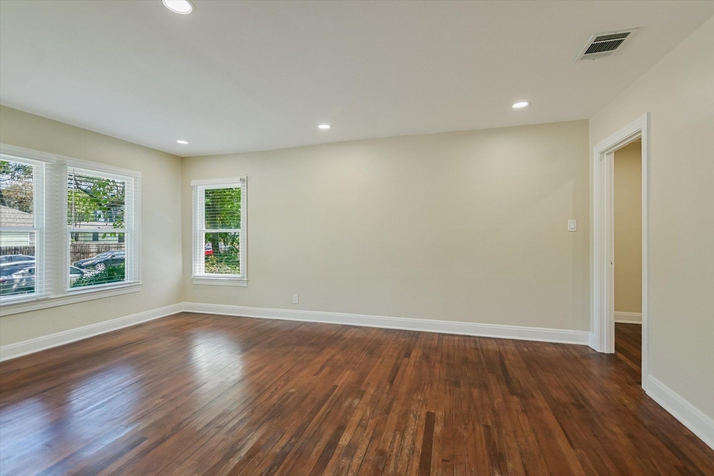 1001 E 39th St - Photo 5