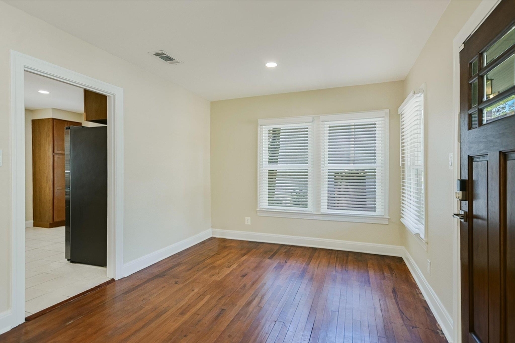 1001 E 39th St - Photo 9
