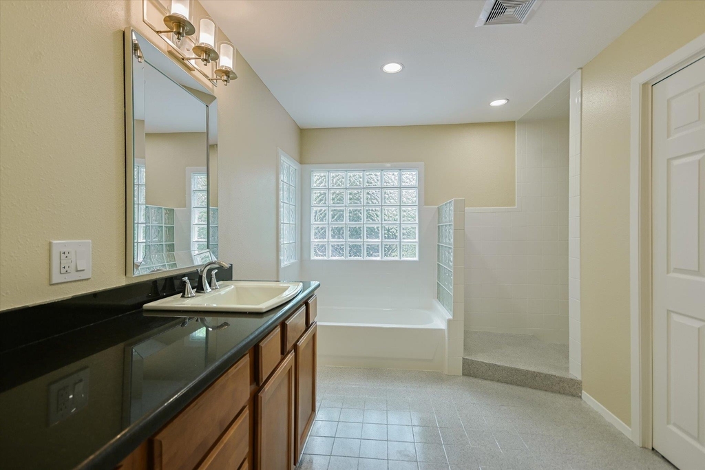 1001 E 39th St - Photo 11