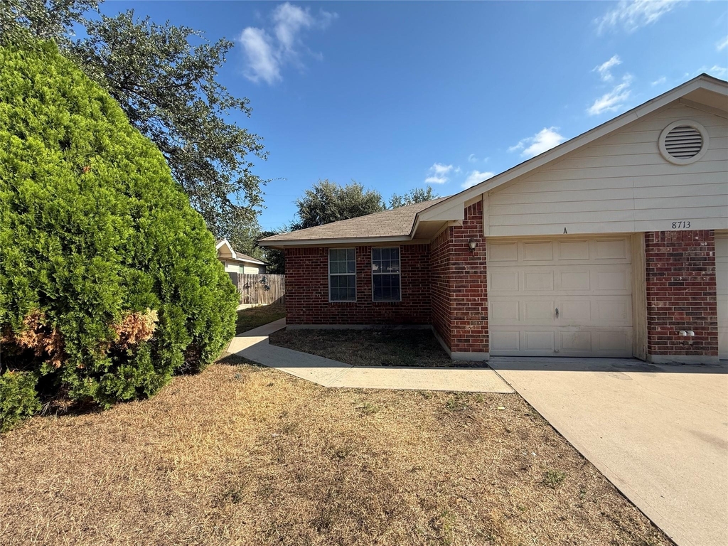 8713 Talyne Chaise Cir - Photo 0