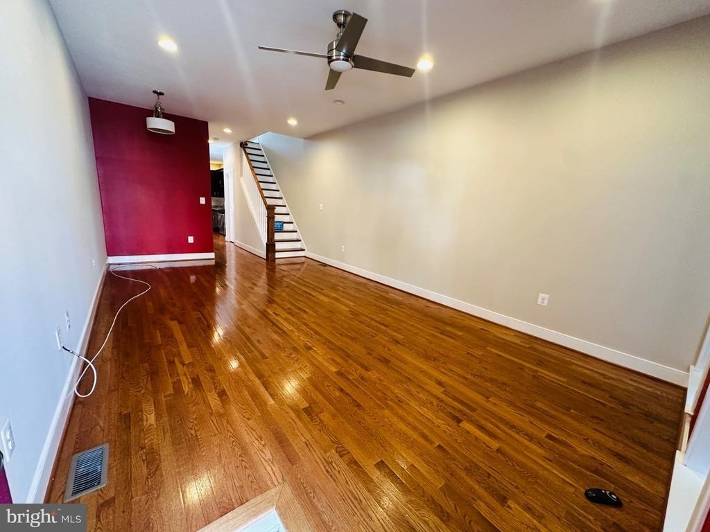 429 E Lanvale Street E - Photo 1