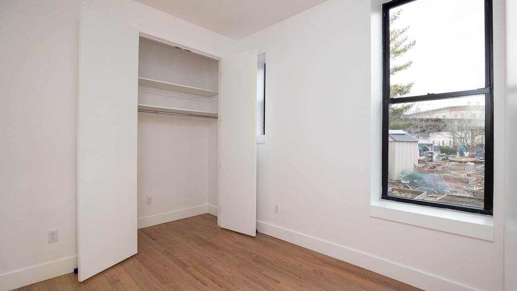 1027 Putnam Ave - Photo 5