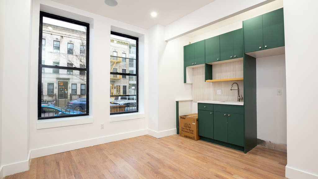 1027 Putnam Ave - Photo 1