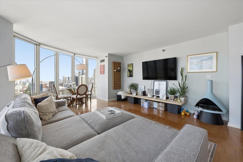 345 N Lasalle Street - Photo 2