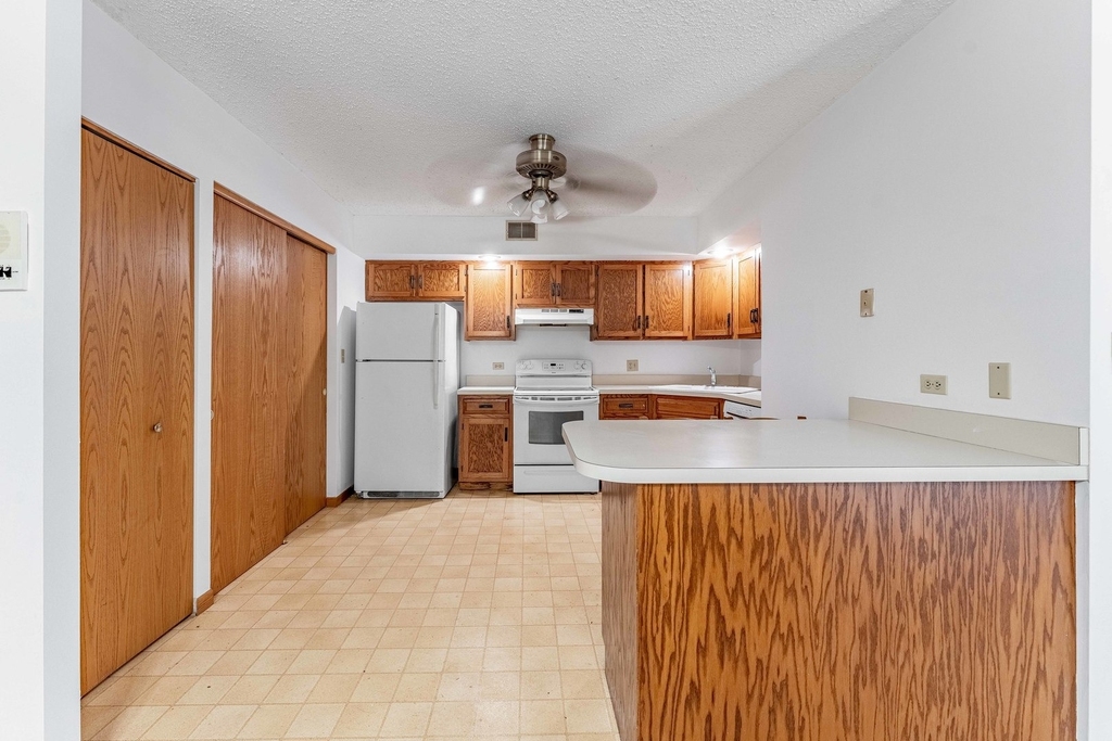 884 N Prairie Avenue - Photo 2