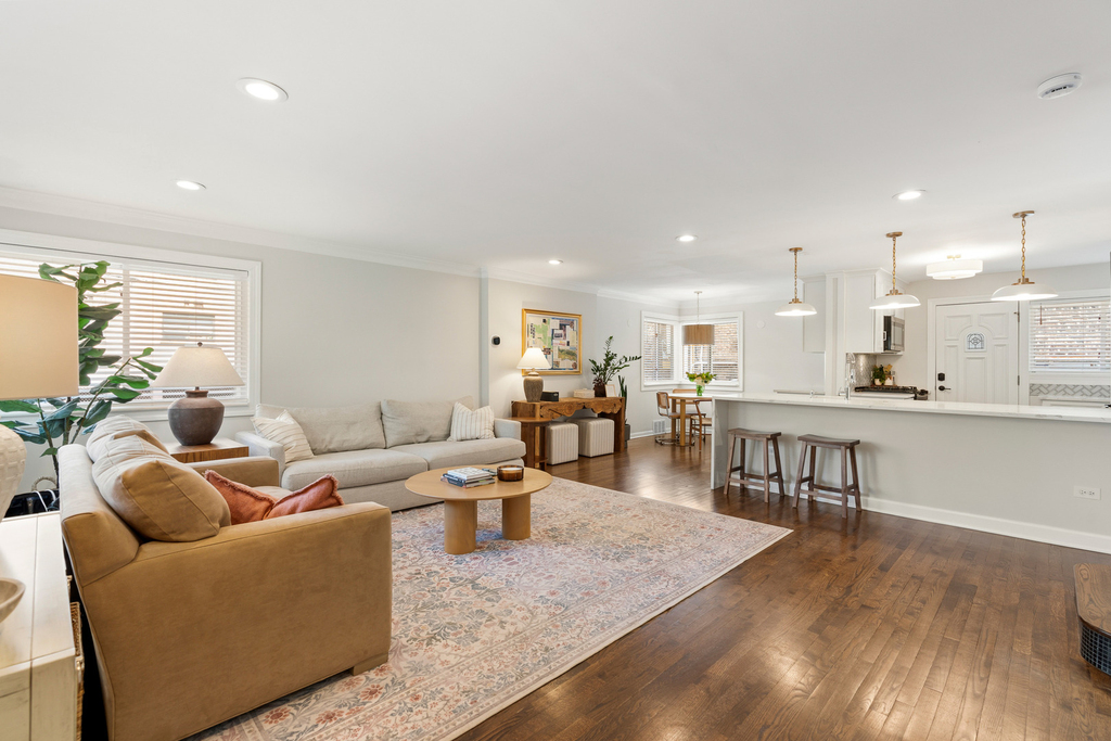 428 W Wellington Avenue - Photo 2