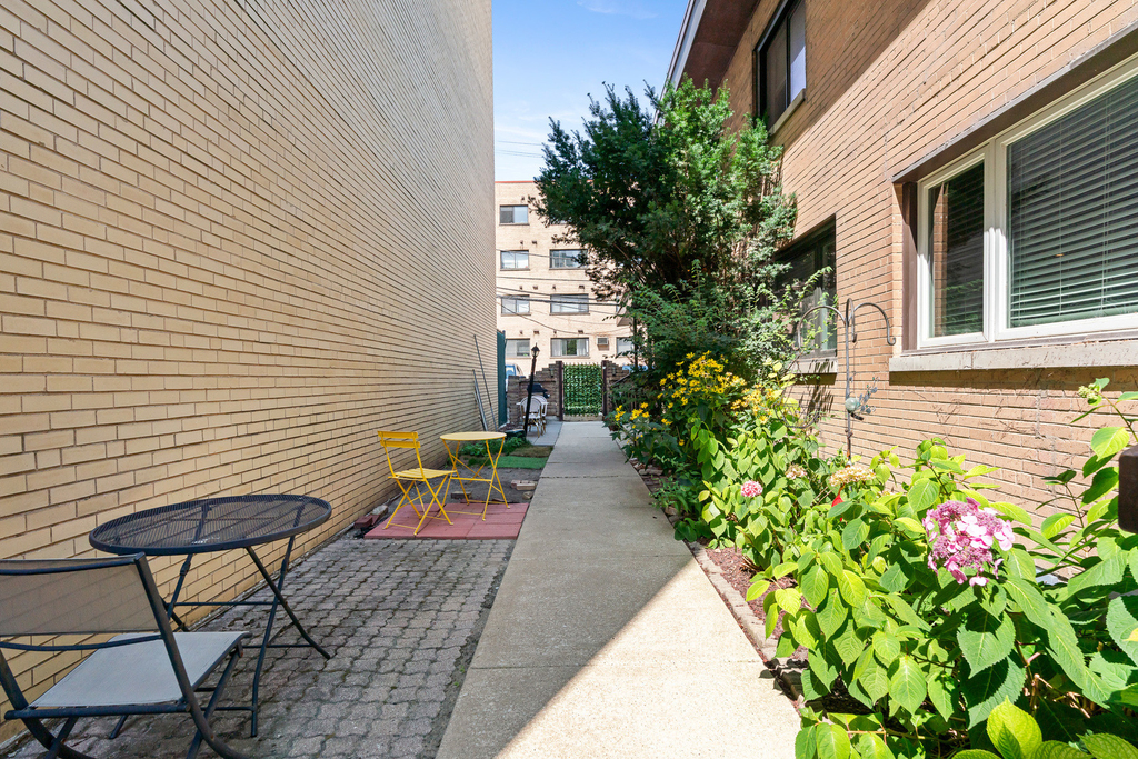 428 W Wellington Avenue - Photo 1
