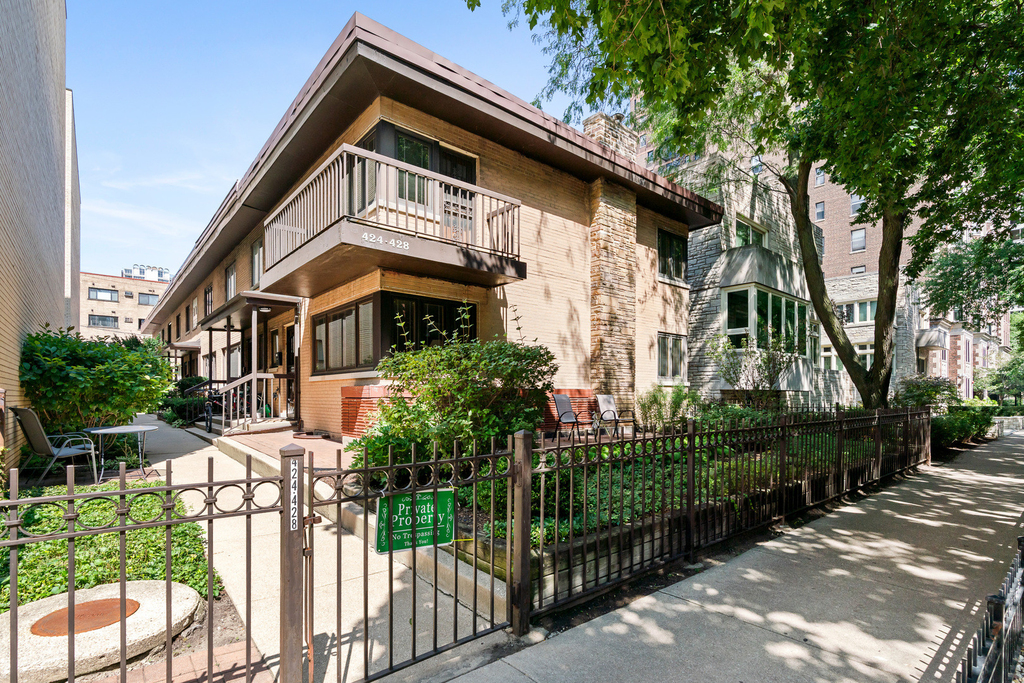 428 W Wellington Avenue - Photo 0