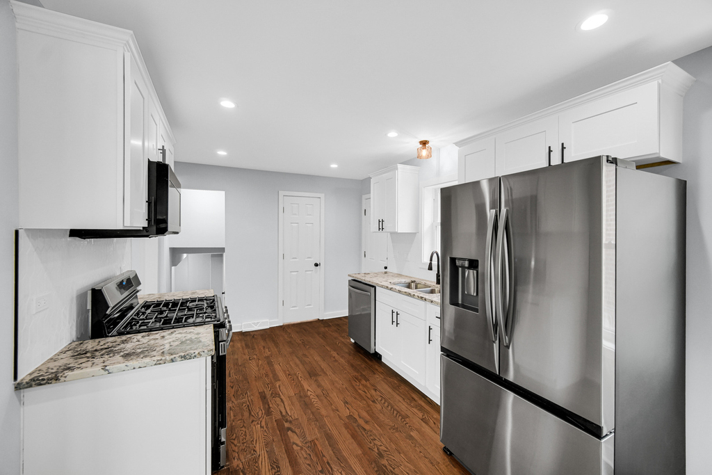 15041 Irving Avenue - Photo 2