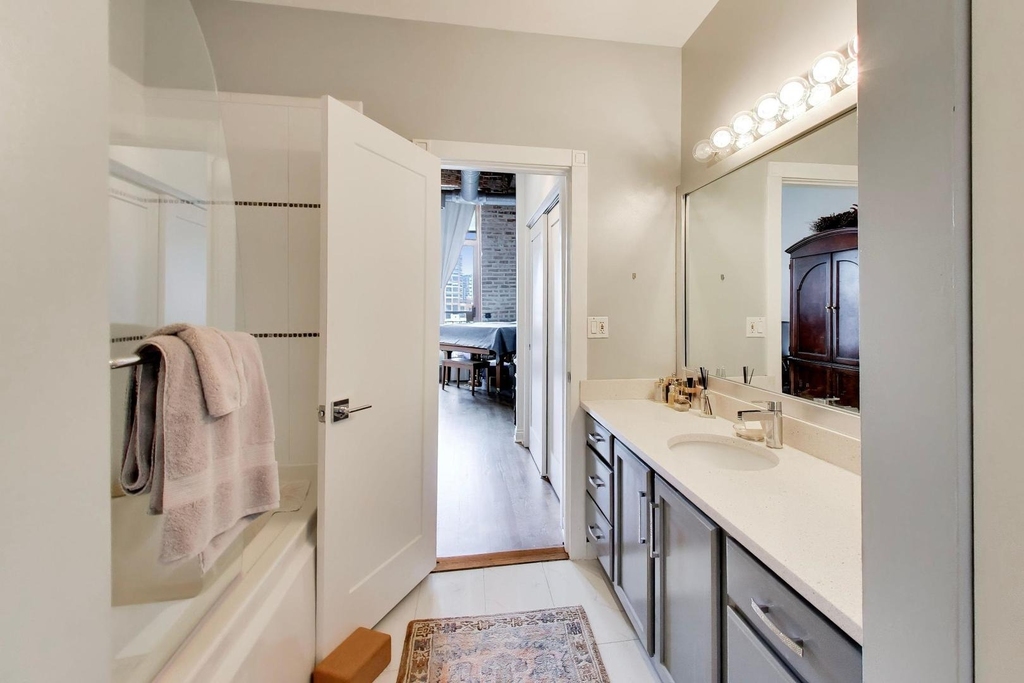 360 W Illinois Street - Photo 20