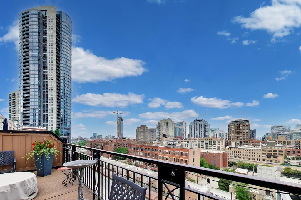 360 W Illinois Street - Photo 30