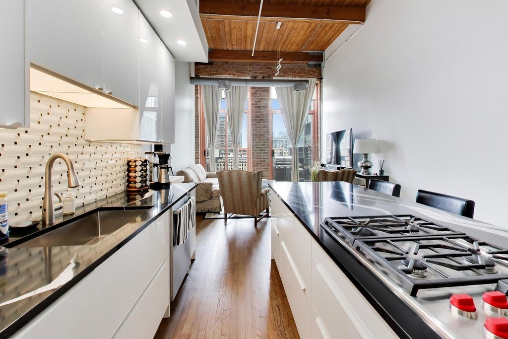 360 W Illinois Street - Photo 15
