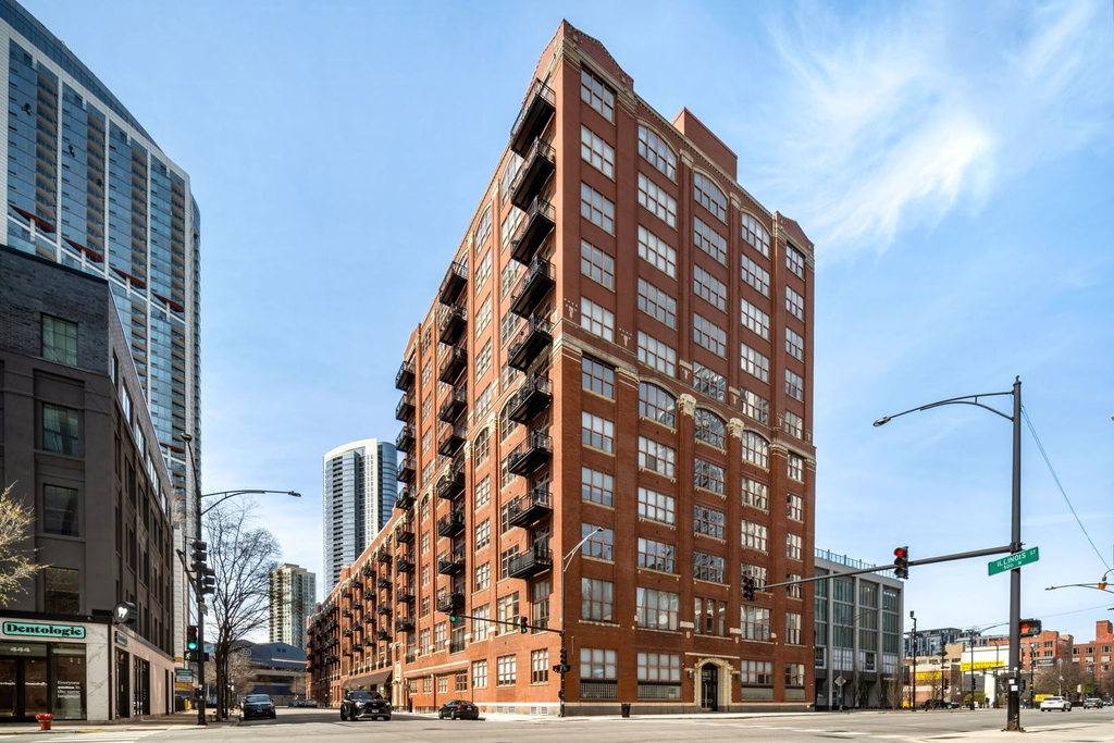 360 W Illinois Street - Photo 0