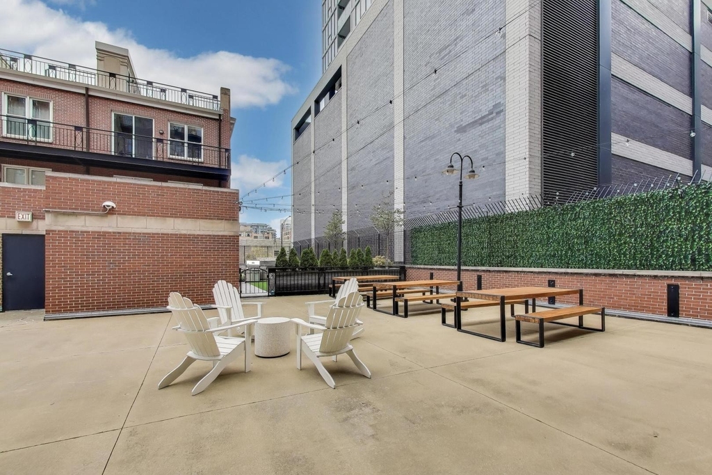 360 W Illinois Street - Photo 34
