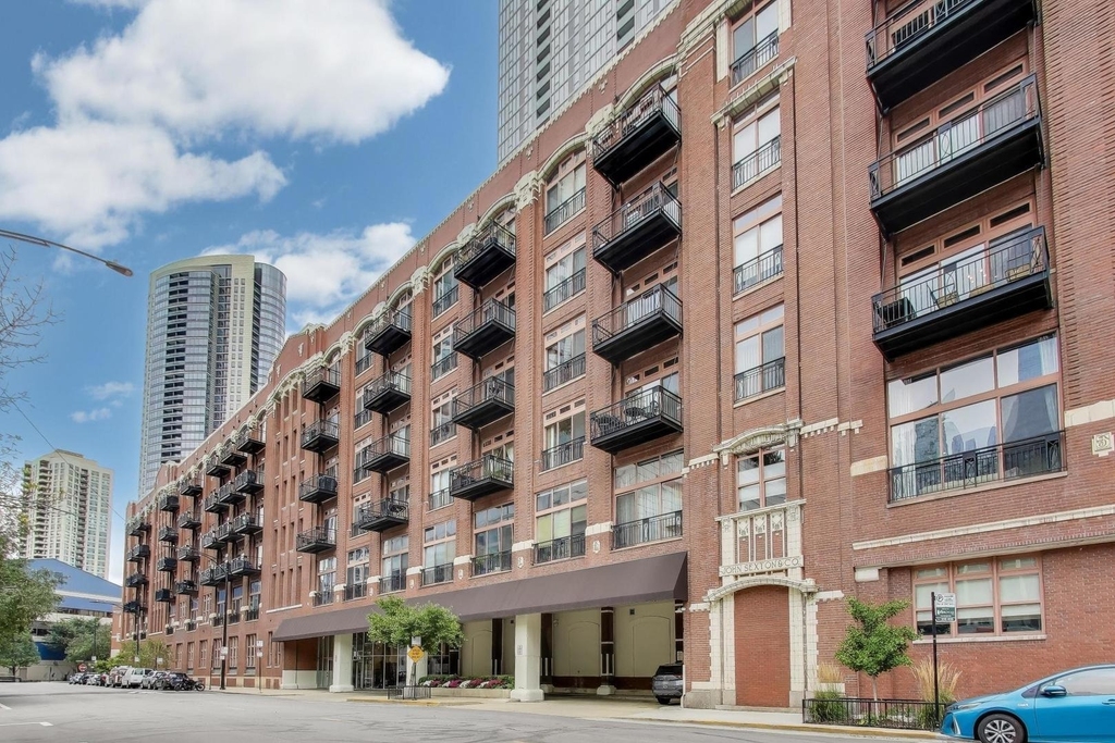 360 W Illinois Street - Photo 2