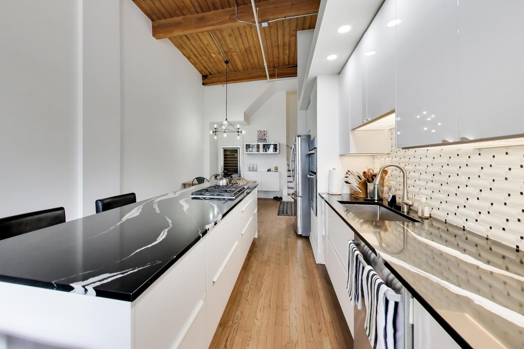 360 W Illinois Street - Photo 16