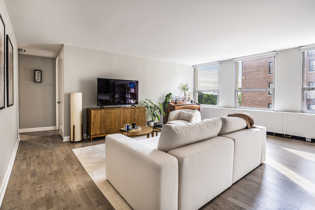 2626 N Lakeview Avenue - Photo 2