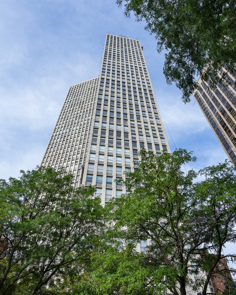 2626 N Lakeview Avenue - Photo 0