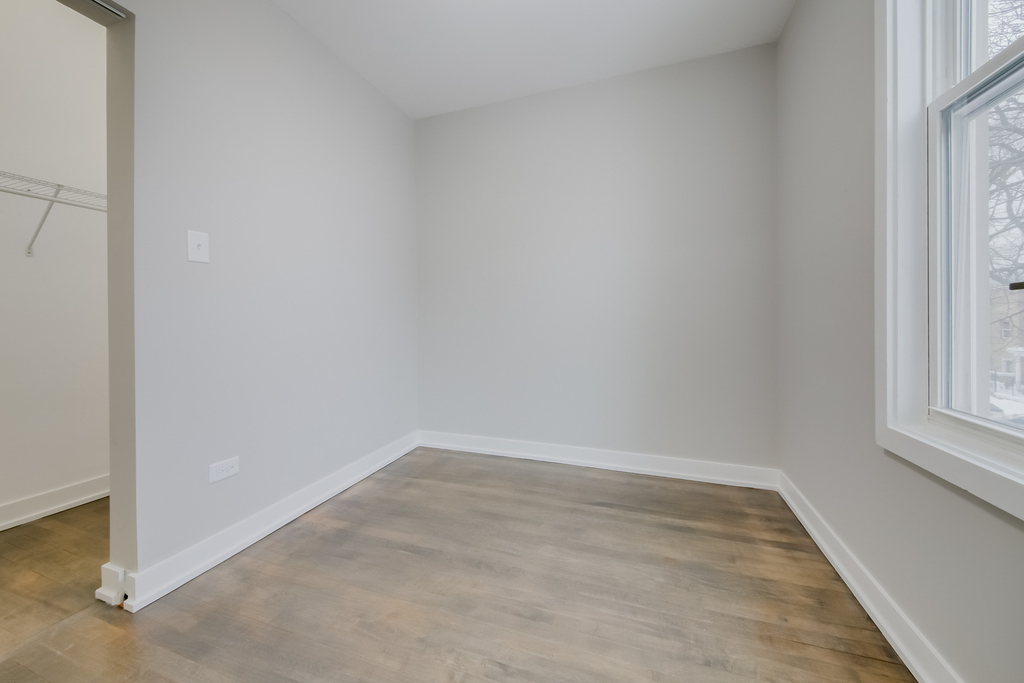 2842 N Avers Avenue - Photo 9