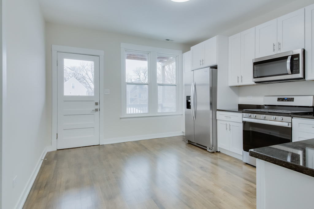 2842 N Avers Avenue - Photo 3