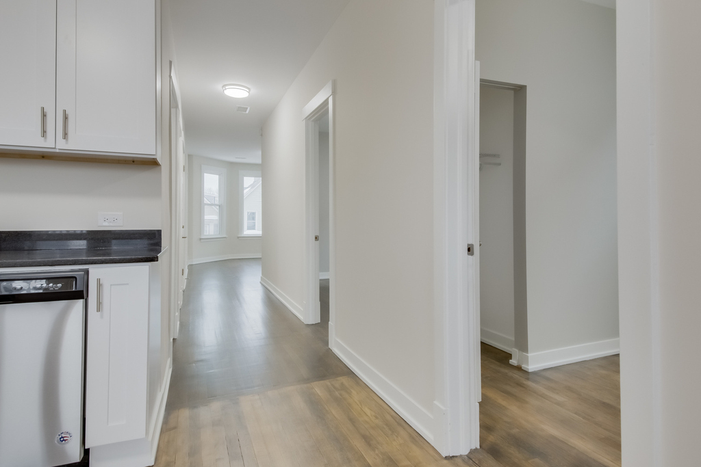 2842 N Avers Avenue - Photo 4