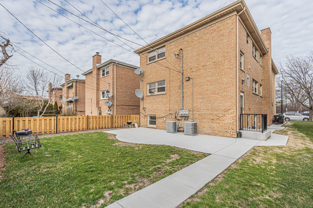 6420 N Spaulding Avenue - Photo 1