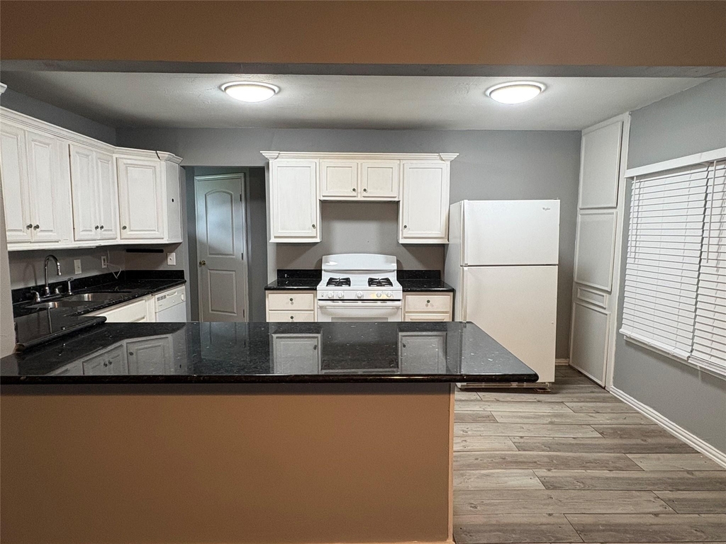 1603 W 8th Street - Photo 2